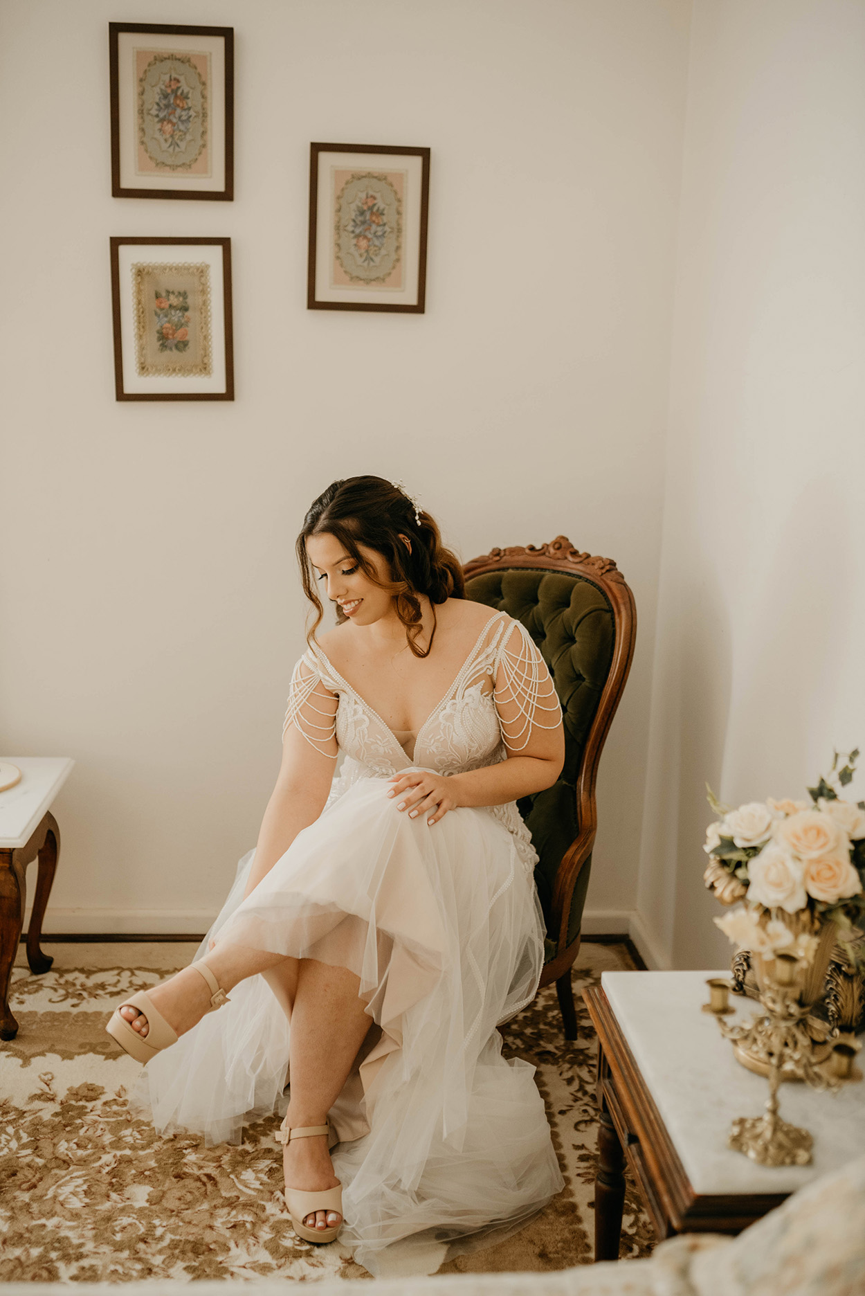 Noiva sentada calçando sandália