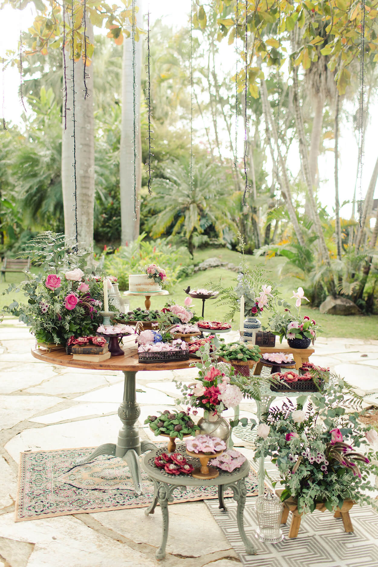 Mesa com doces e flores