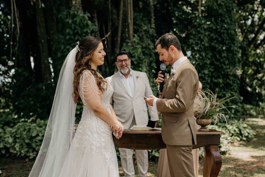 Noivo falando ao microfone no casamento