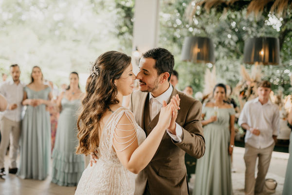 capa post: Noivos dançando