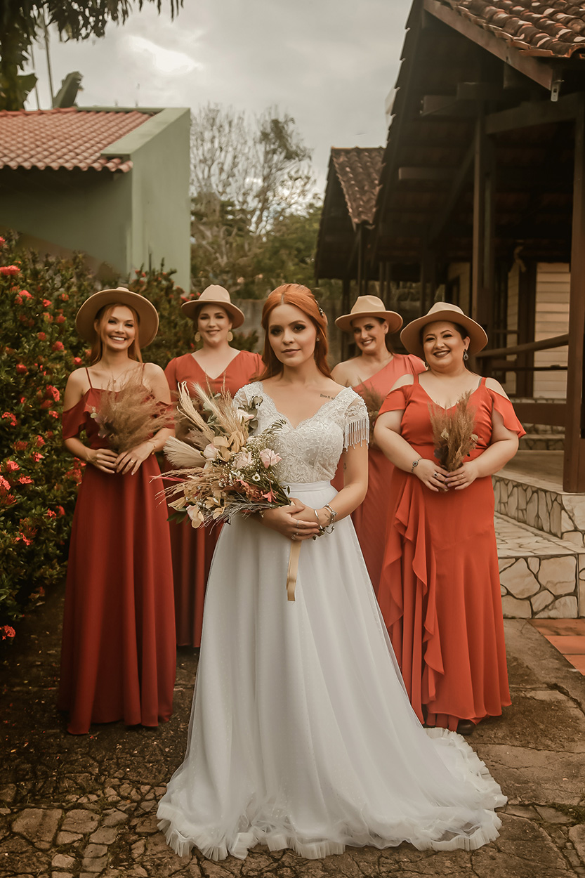 Noiva e madrinhas de vestido laranja