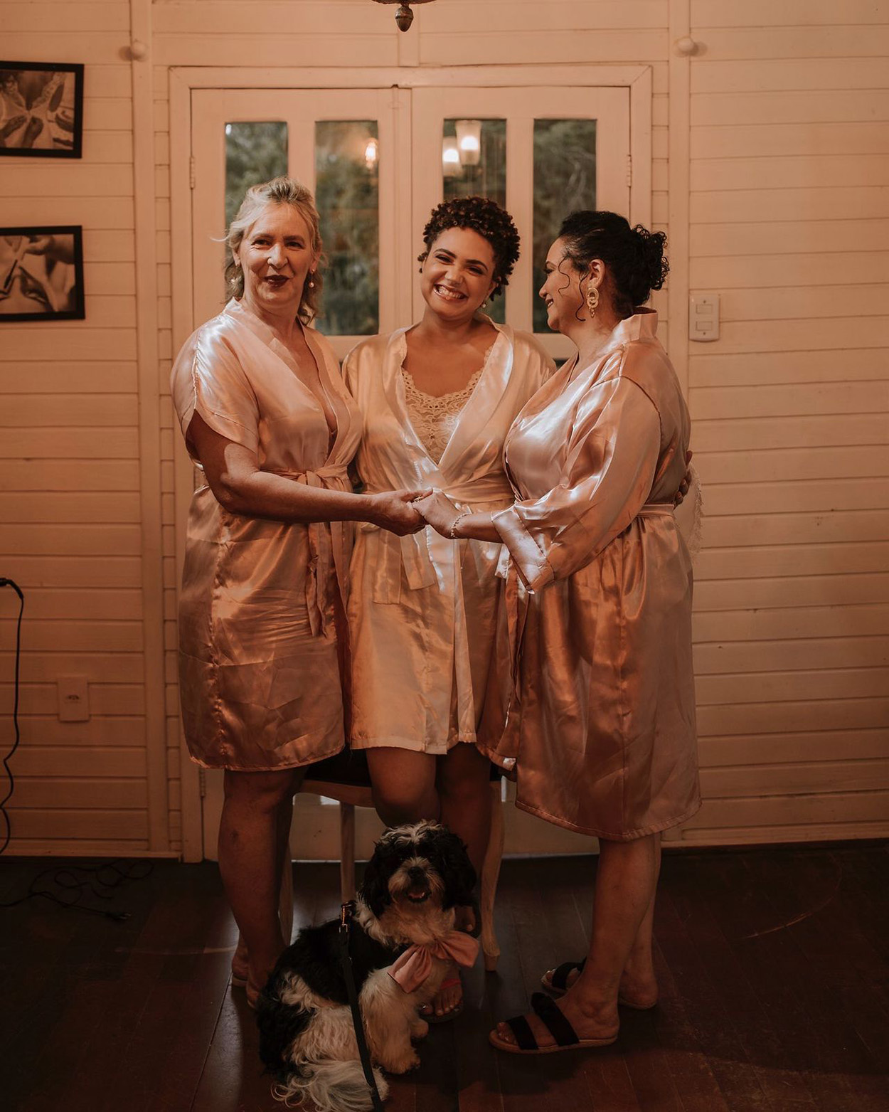 Noiva e duas mulheres de robe