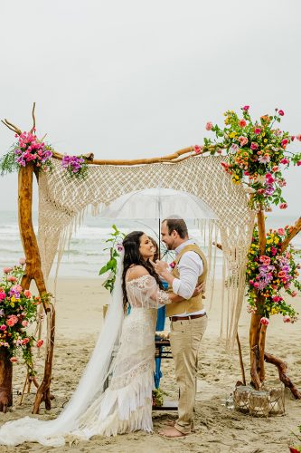 capa post: Noivos no arco de macrame