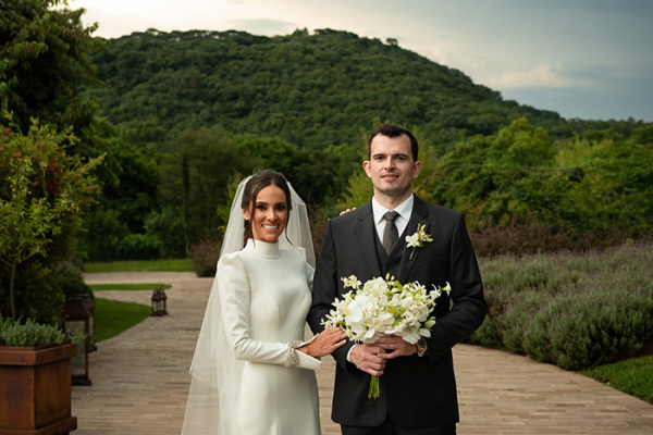 capa post: Noivos no jardim