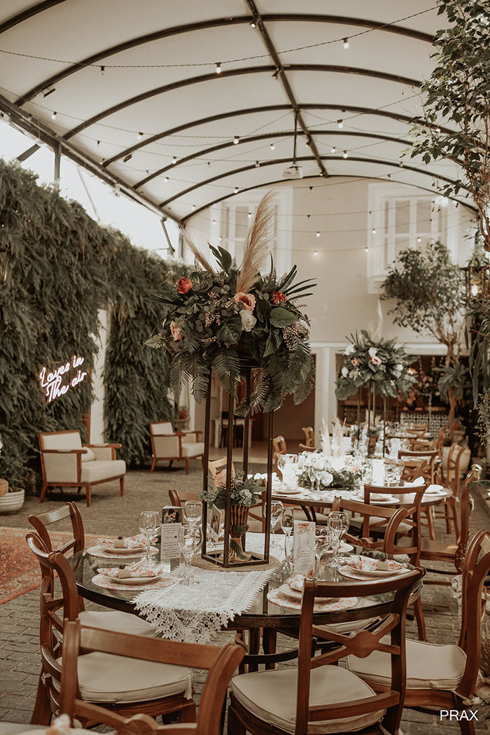 Salão com plantas e mesas elegantes