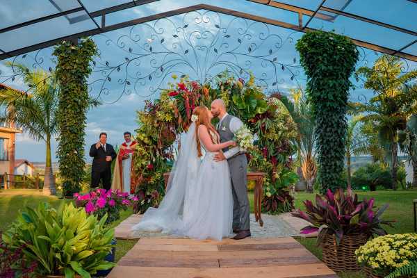 capa post: Noivos se beijando perto do altar