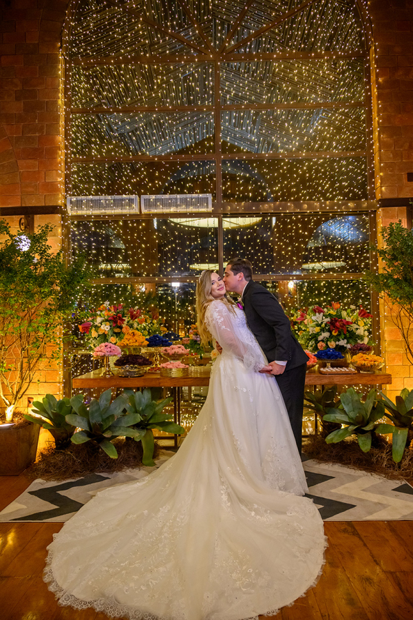 capa post: Noivos se beijando perto da mesa