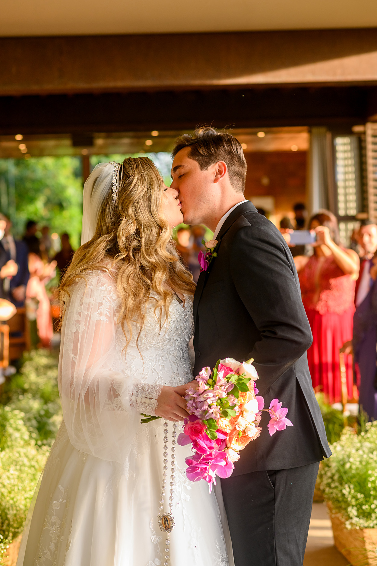 Noivos se beijando no casamento
