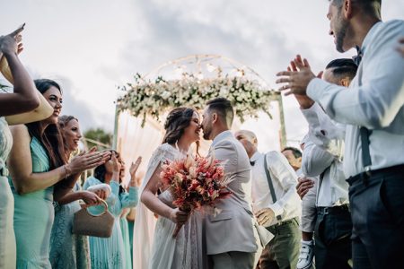 capa post: Noivos se beijando na festa de casamento