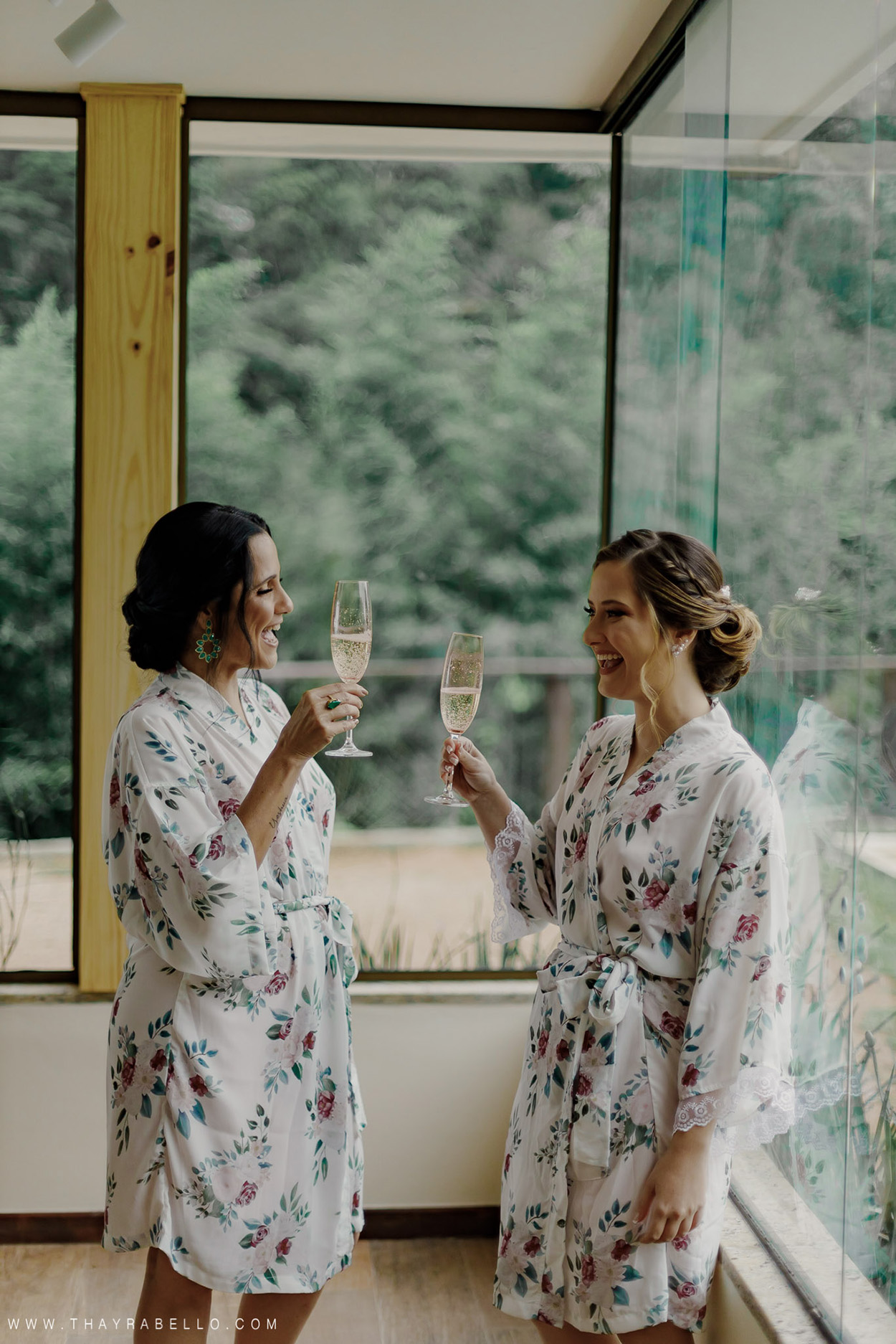 Duas mulheres de robe brindando