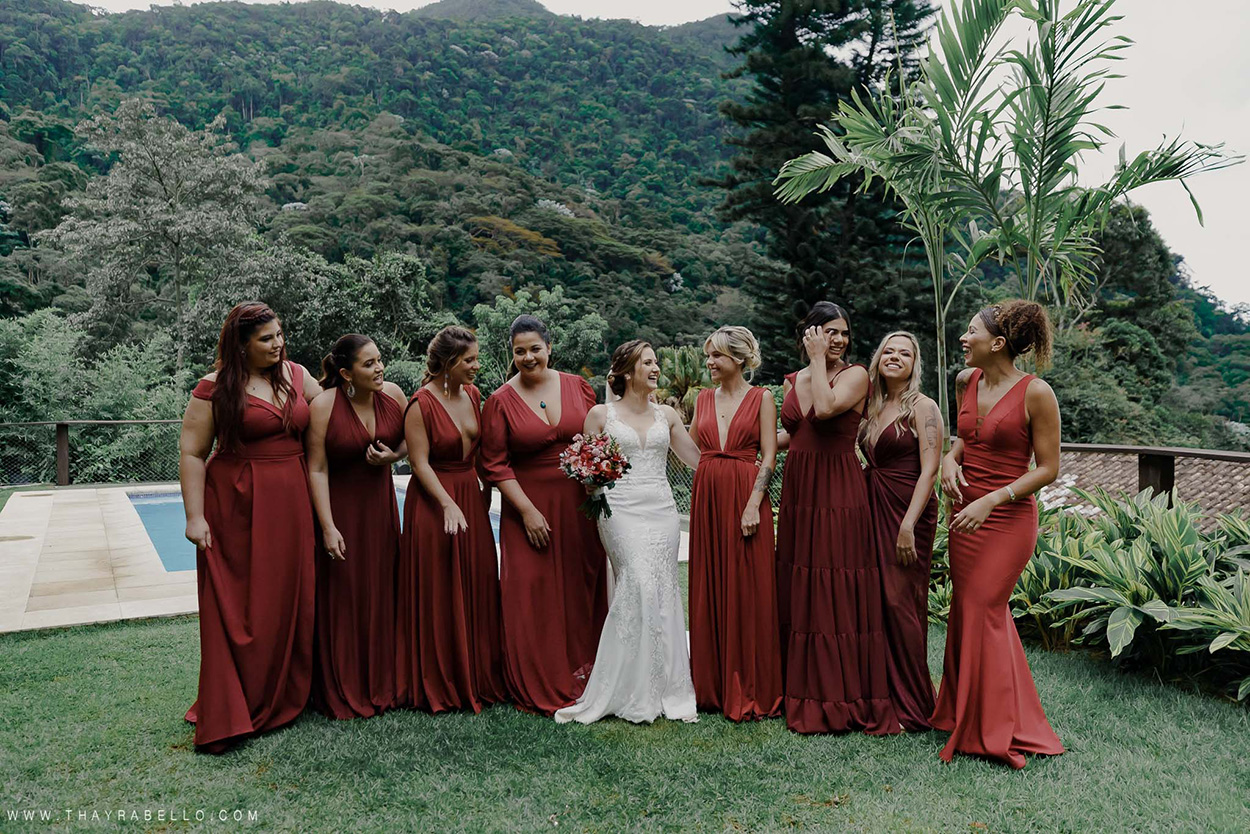 Noiva e madrinhas com vestidos vermelhos