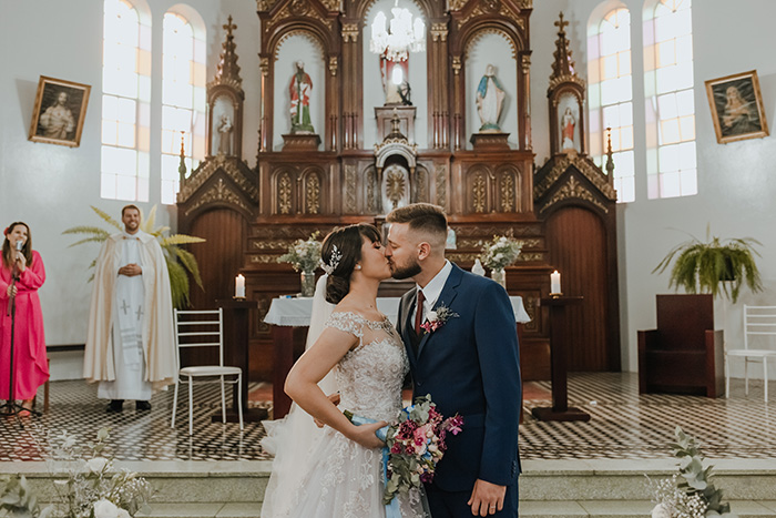 Noivos se beijando no altar