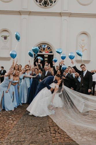 capa post: Pessoas com balões azuis e noivos se beijando