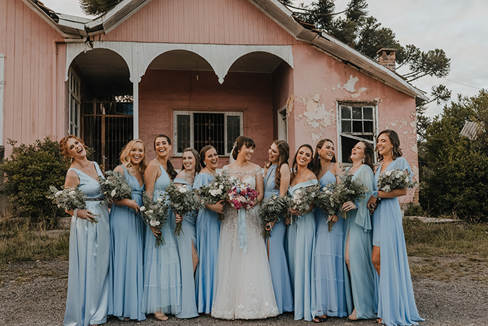 Noiva e madrinhas de vestido azul