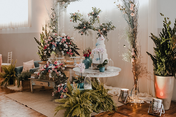 Mesa com bolo e flores