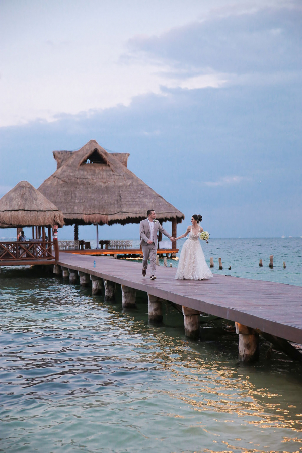 capa post: Noivos de mãos dadas no deck