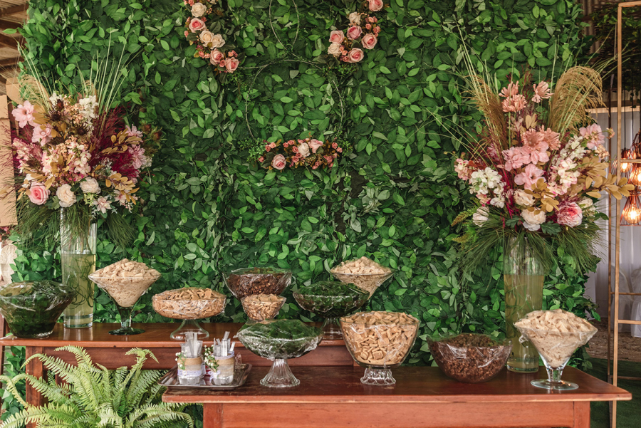 Mesa com doces e flores