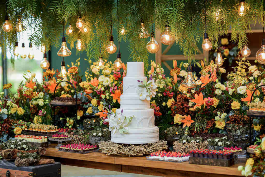 bolo e doces de casamento em mesa decorada