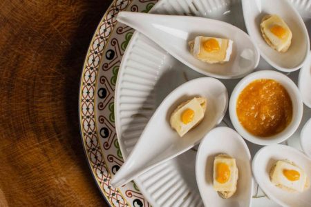 capa post: Prato com geleia e mini torradas