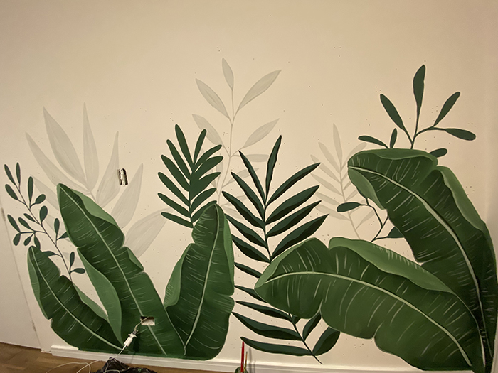 parede decorada com ilustração de folhas
