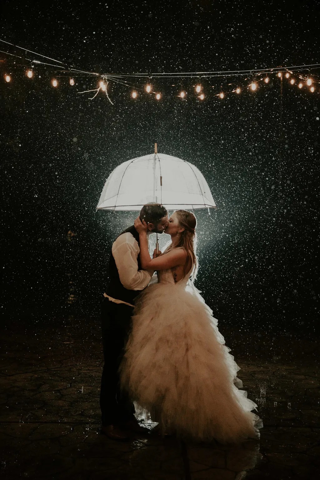 foto de casamento na chuva de noite
