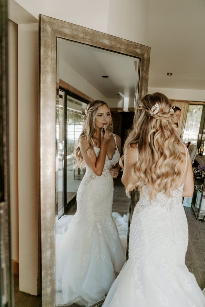  making of noiva se arrumando em frente ao espelho