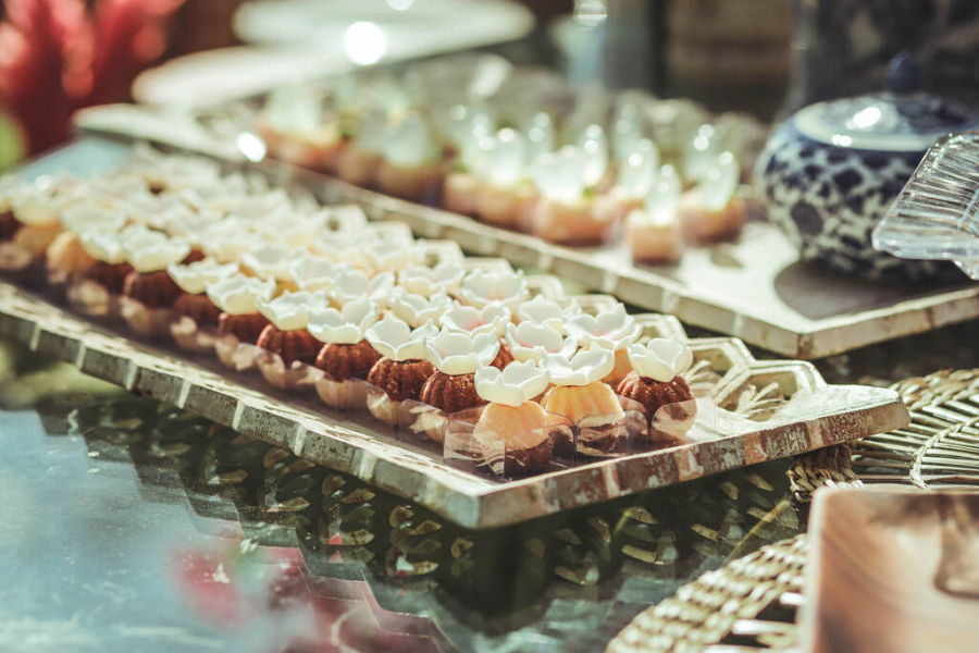 mesa com doces finos para casamento