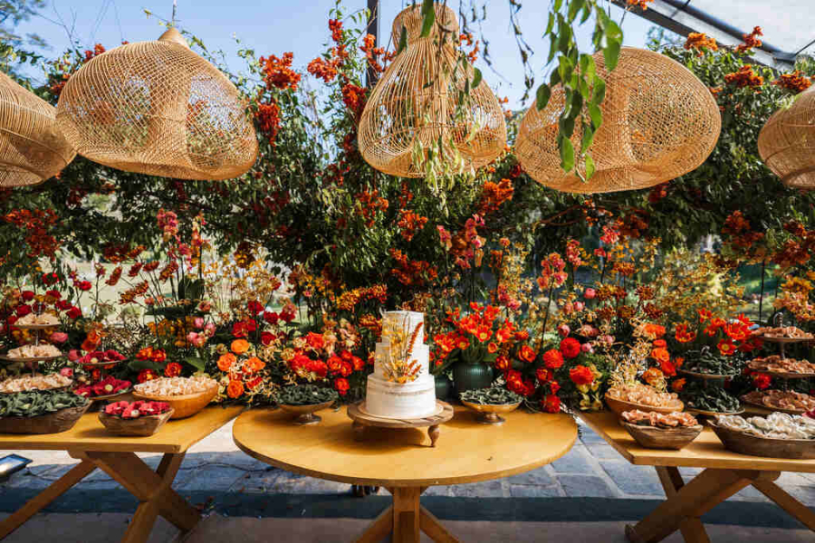 mesa do bolo e doces para casamento ao ar livre no estilo boho