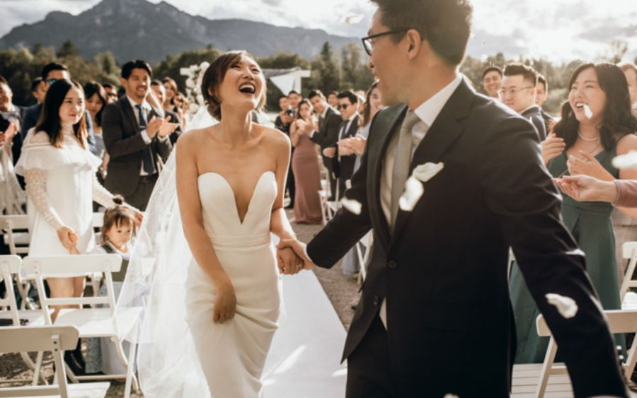 noivos sorrindo em saída de casamento ao ar livre