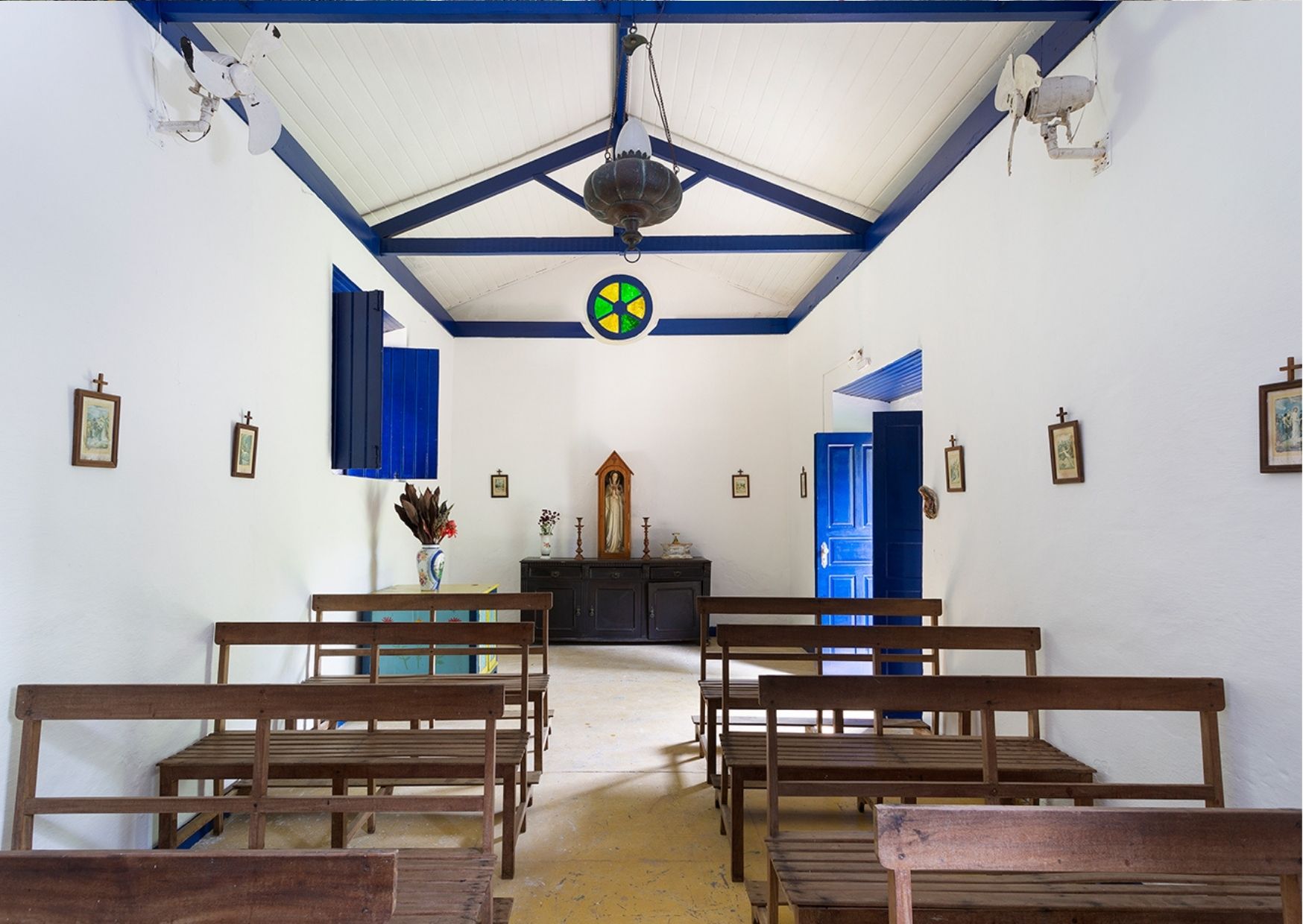 Interior de capela branca e azul