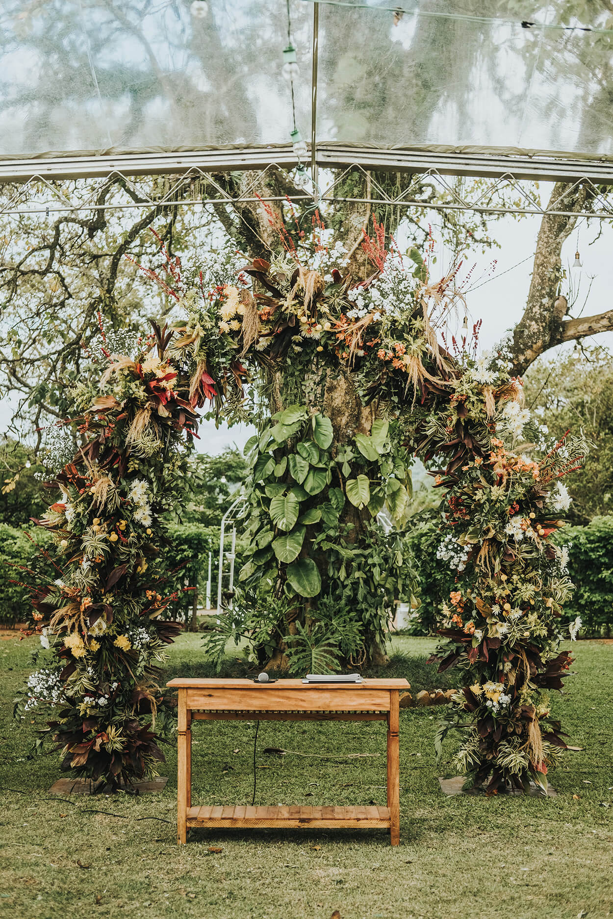 Arco florido e altar no jardim
