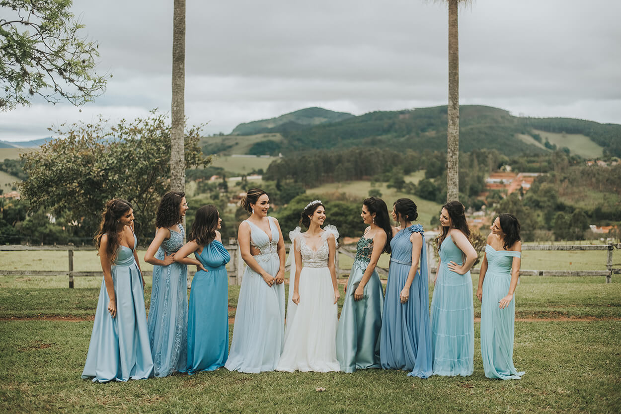 Noiva e madrinhas de vestido azul