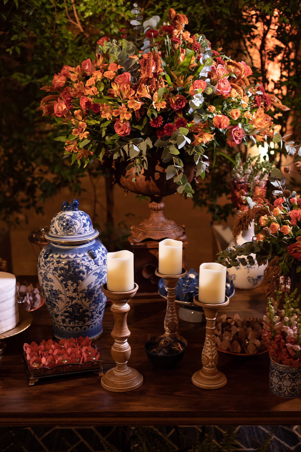 Mesa com velas e vaso decorado