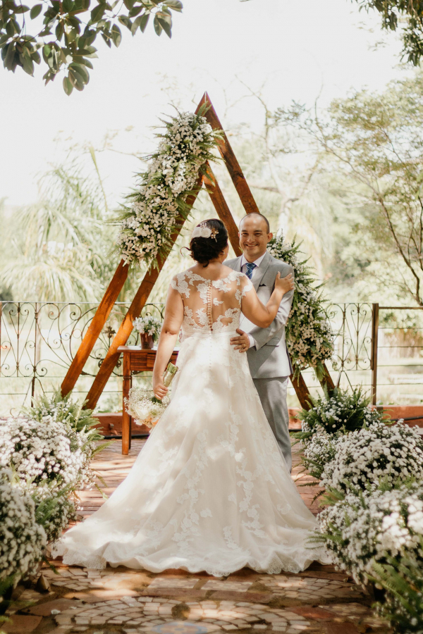 capa post: Noivos perto do altar