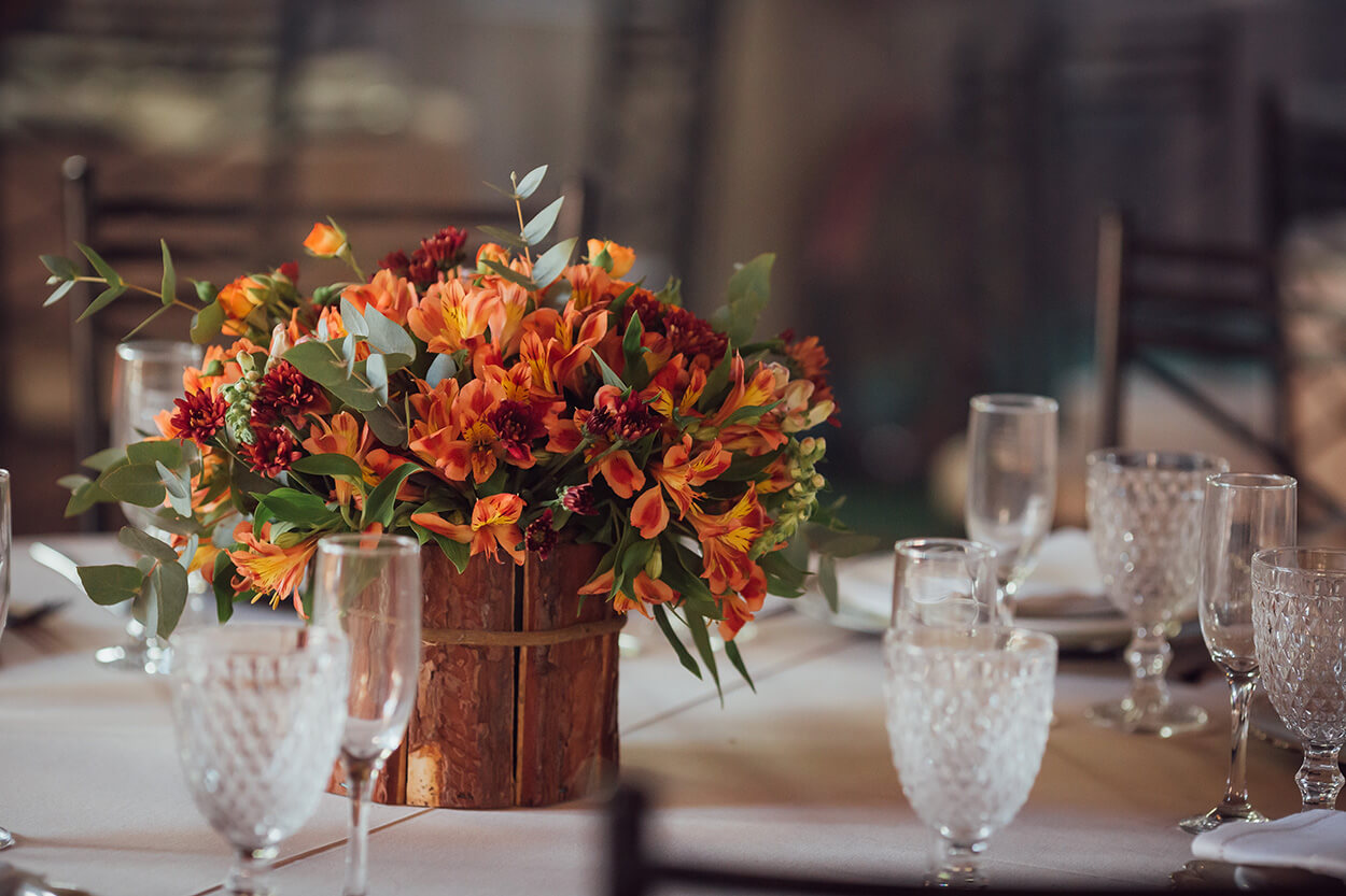 centro de mesa rustico com flores