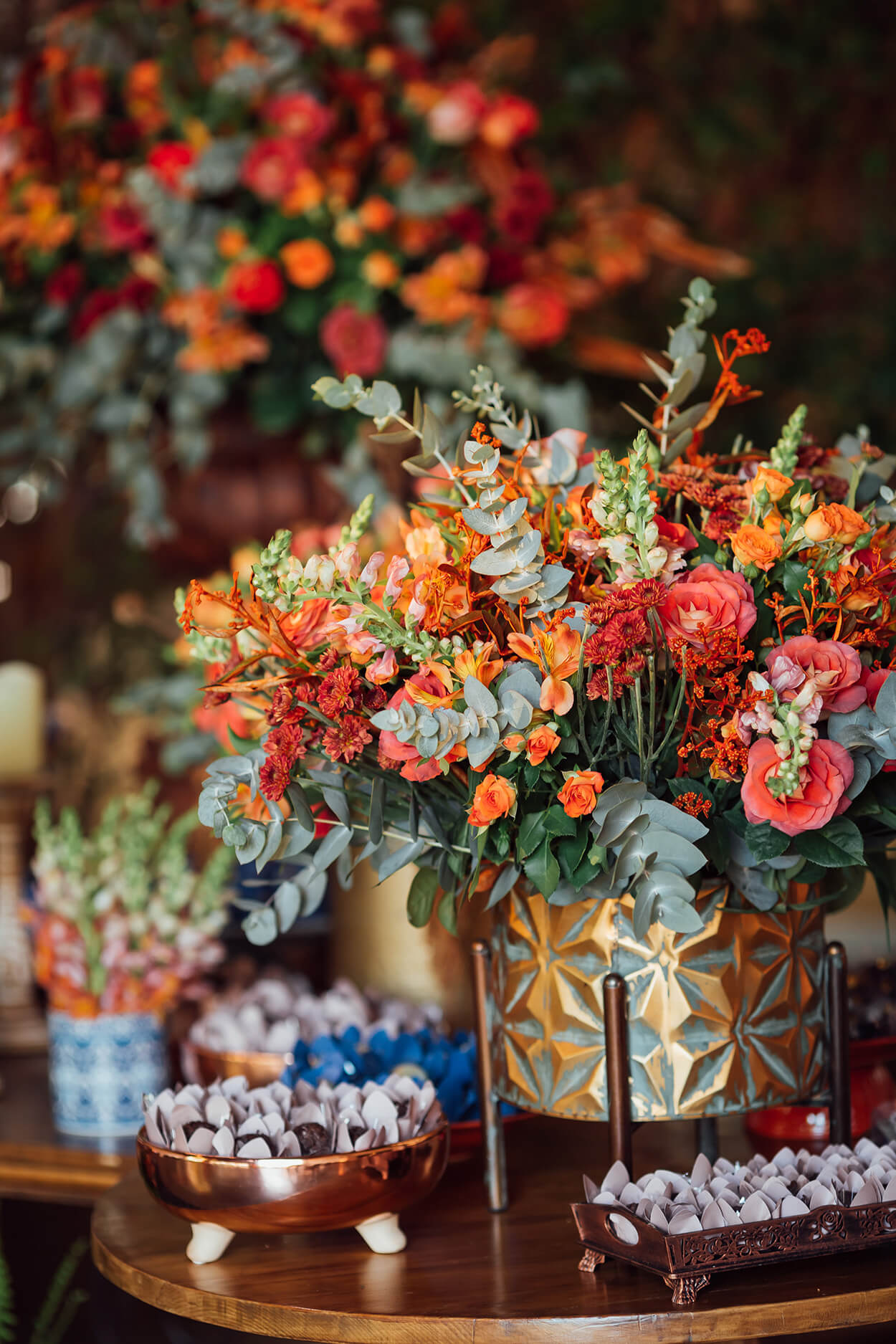 Mesa com doces e vaso de flores