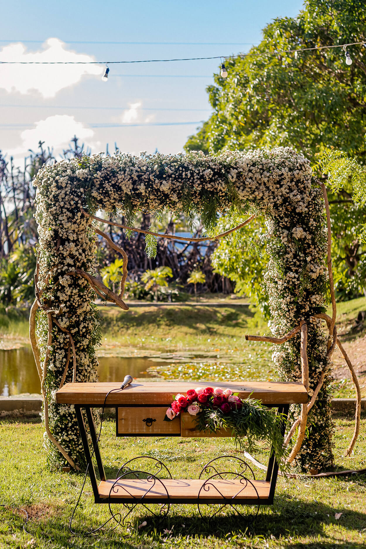 altar e arco de flores