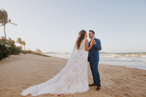 capa post: Noivos de mãos dadas na praia