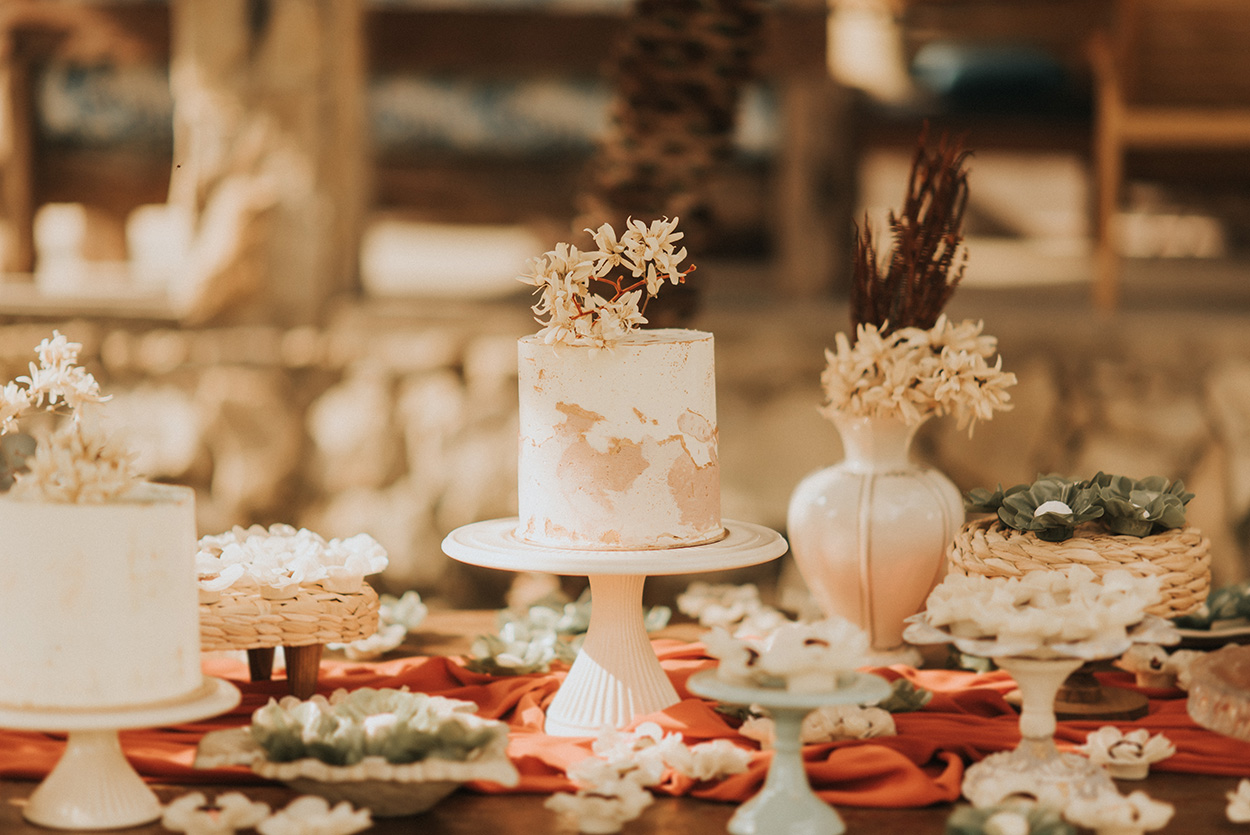 Mesa com bolo de casamento branco