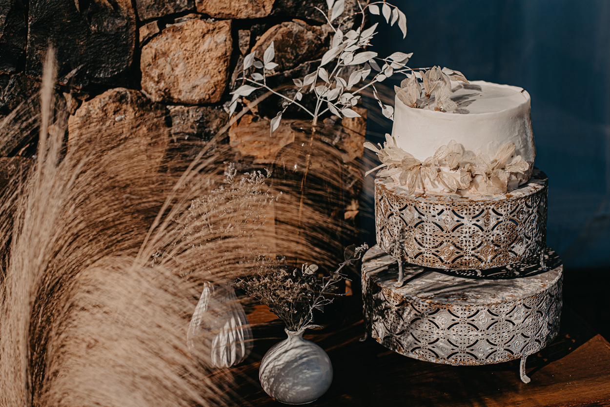 Mesa com bolo de casamento com flores