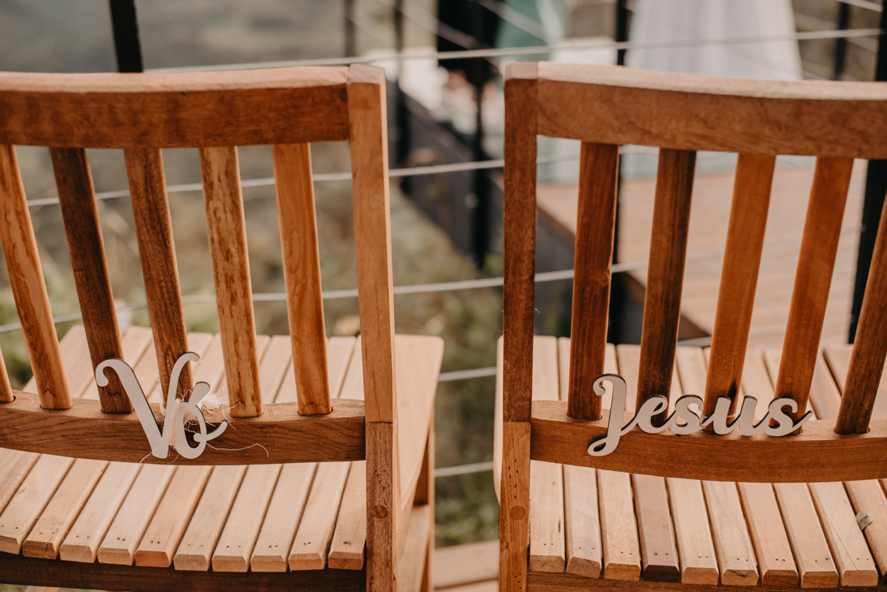 Cadeiras de madeira com plaquinha 