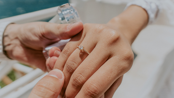 capa post: Mulher com aliança de casamento