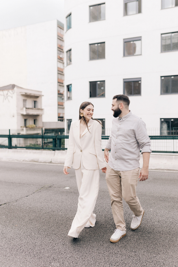 capa post: Casal atravessando a rua