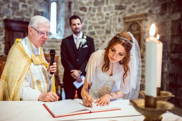 noiva assinando documento em casamento na igreja católica 