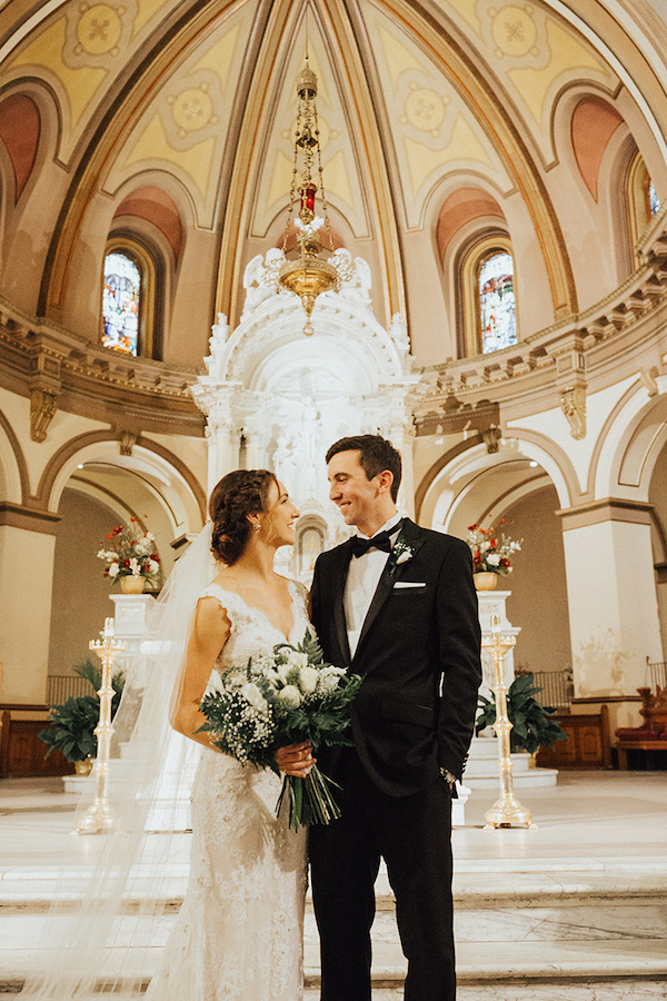 noivos felizes em casamento na igreja católica