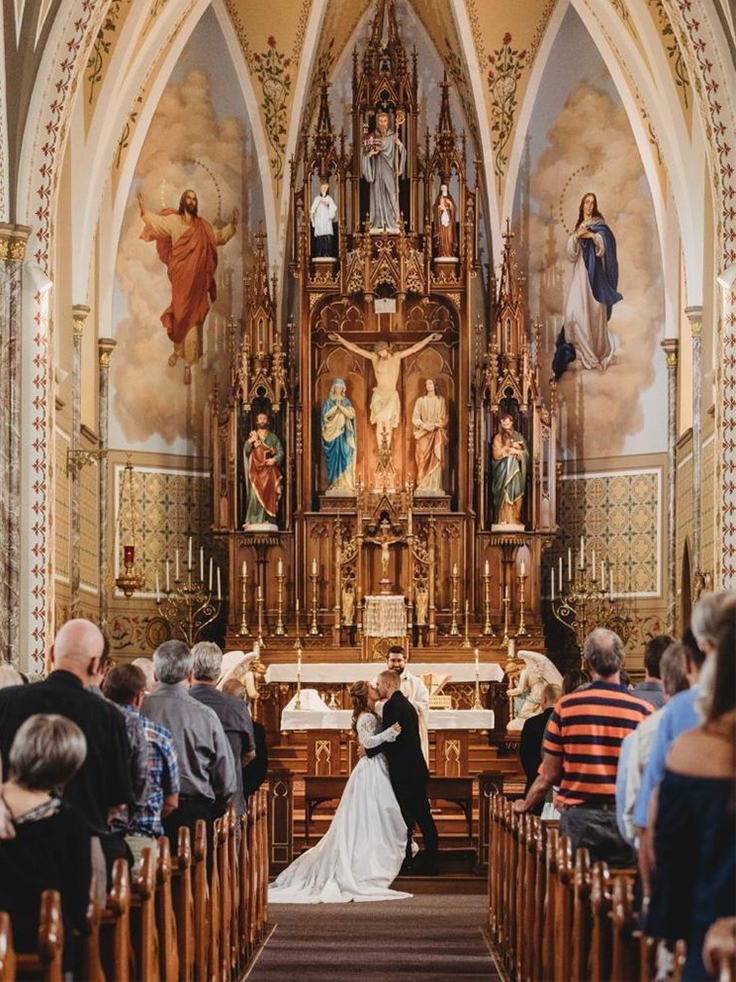 noivos se beijando em casamento na igreja católica