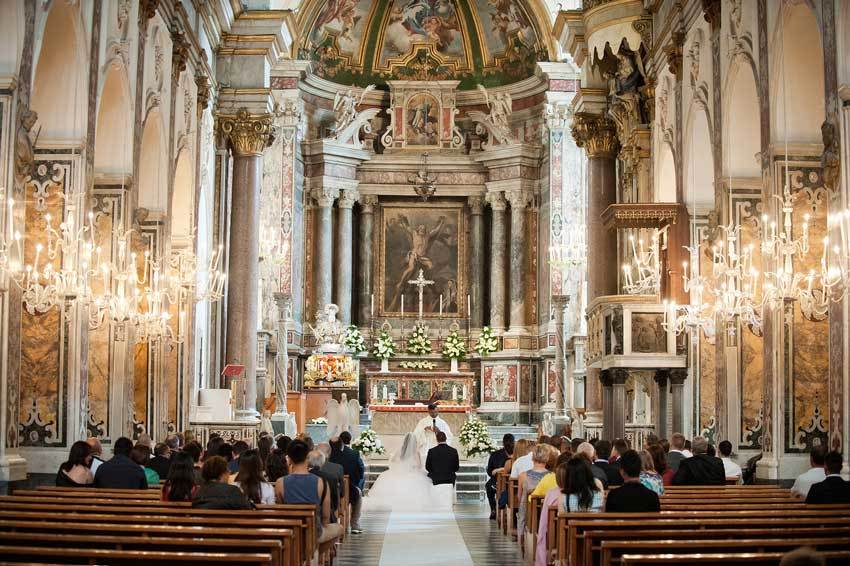cerimônia de casamento na igreja católica da Itália
