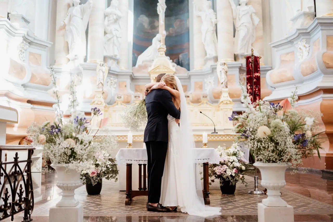 noivos abraçados no altar em casamento na igreja católica 