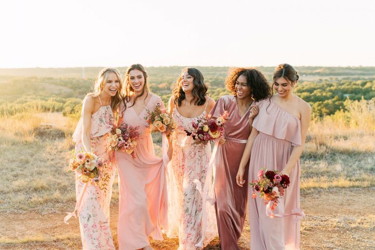 demoiselles com vestidos em tons de rosa em casamento no campo