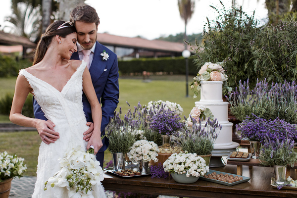 capa post: noivas em frente a mesa do bolo